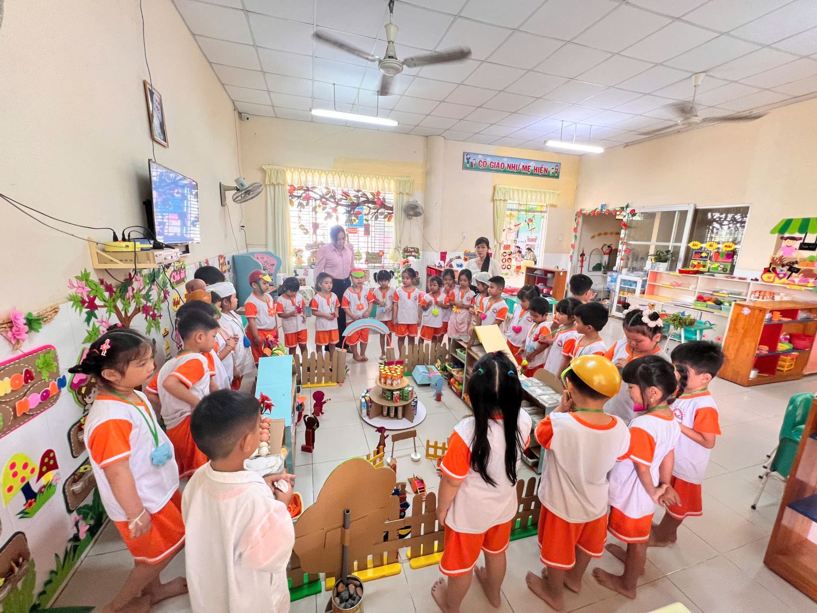 Hoạt động chơi chủ đề "Ngành nghề" lớp lá 1