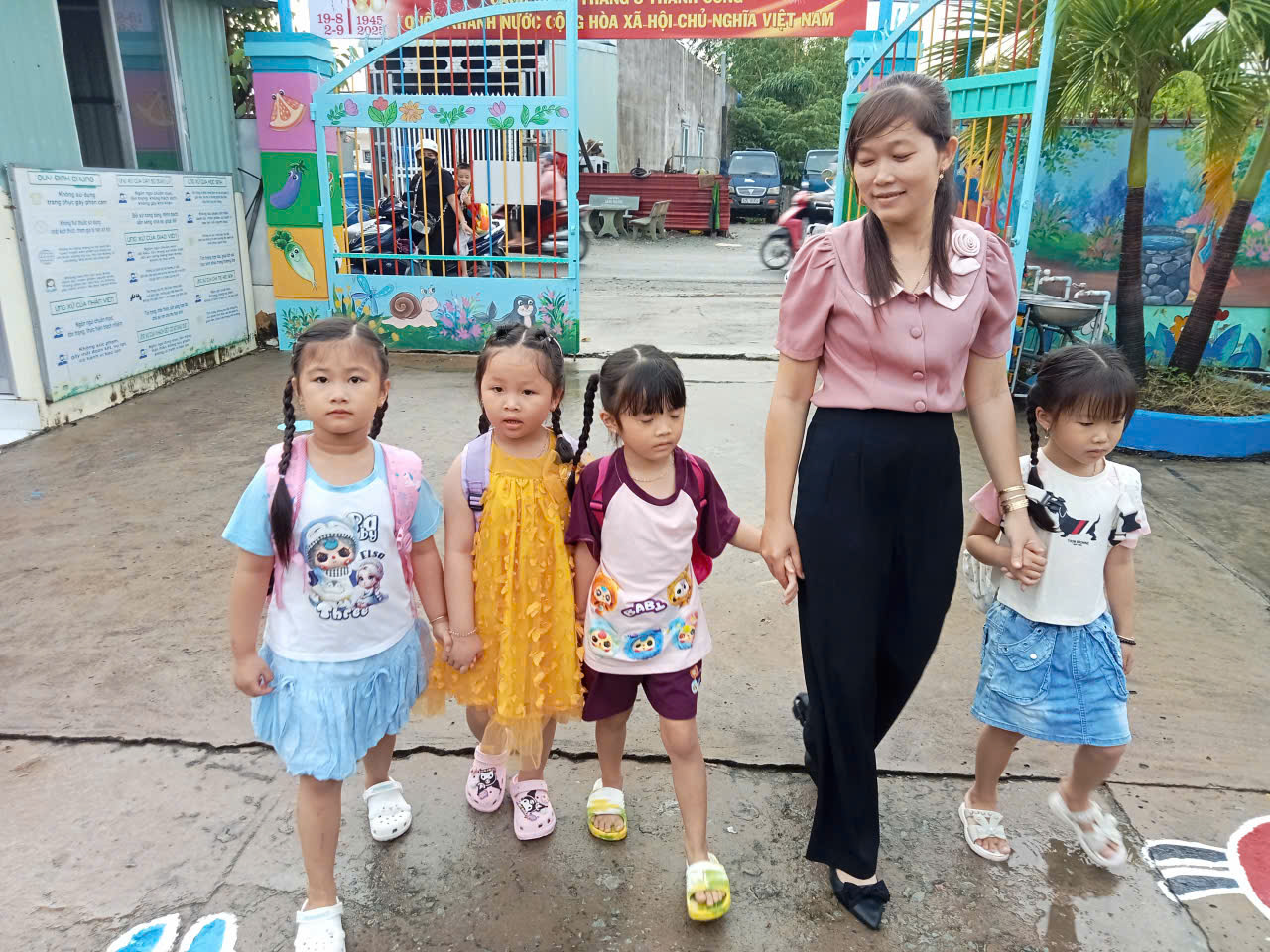 Ngày 28/08/2025, hòa chung không khí vui tươi của ngày tựu trường; các bạn nhỏ của trường Mẫu giáo Phước Vĩnh Tây phấn khởi, vui vẻ bước vào năm học mới 2025-2026.  Chúc các bé có một năm học mới thật nhiều niềm vui, mạnh khỏe, chăm ngoan và học giỏi.